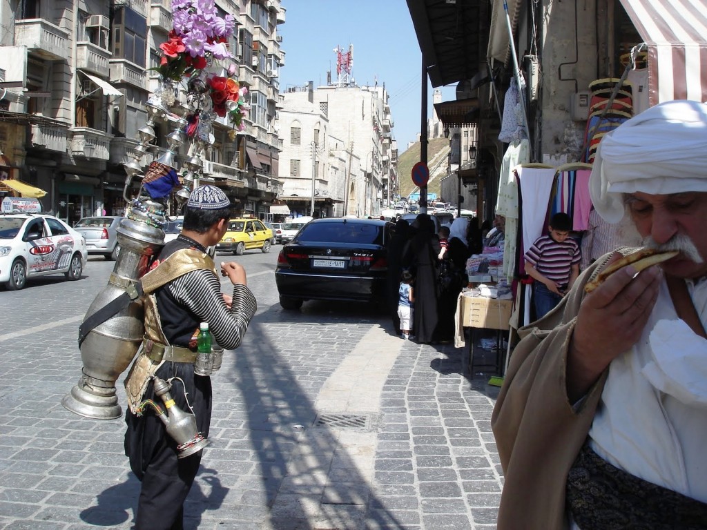 Minha fotografia de um vendedor de chá em Aleppo, quando estive ali em 2010. Crédito Diogo Bercito/Folhapress