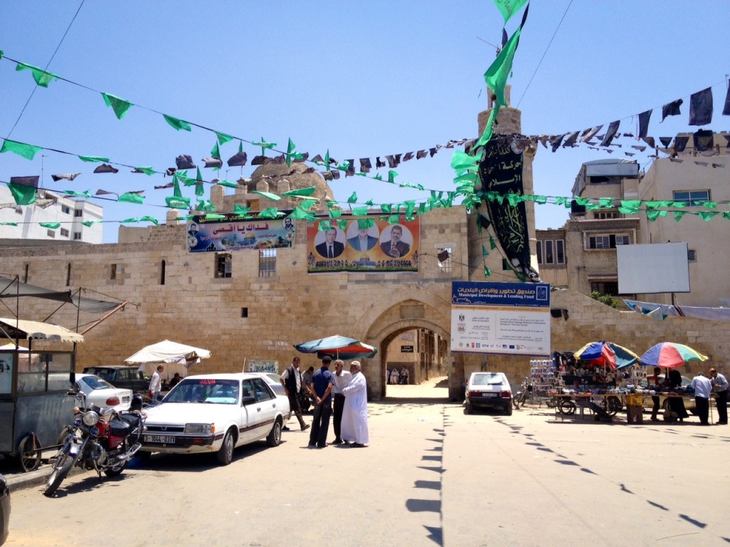 Em Khan Yunis, bandeirolas do Hamas, foto do ex-presidente egípcio Mohammed Mursi. Crédito Diogo Bercito/Folhapress