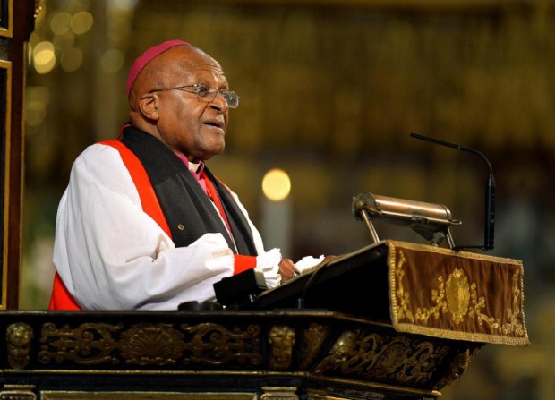 O arcebispo Desmond Tutu discursa em Londres.  Crédito John Stillwell - 3.mar.2014/AFP